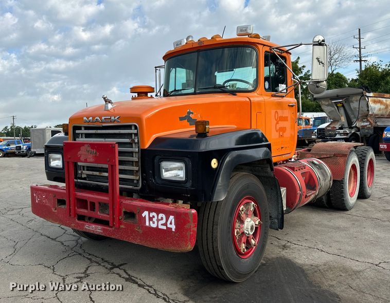 2001 Mack  RD690S semi truck - DV5791