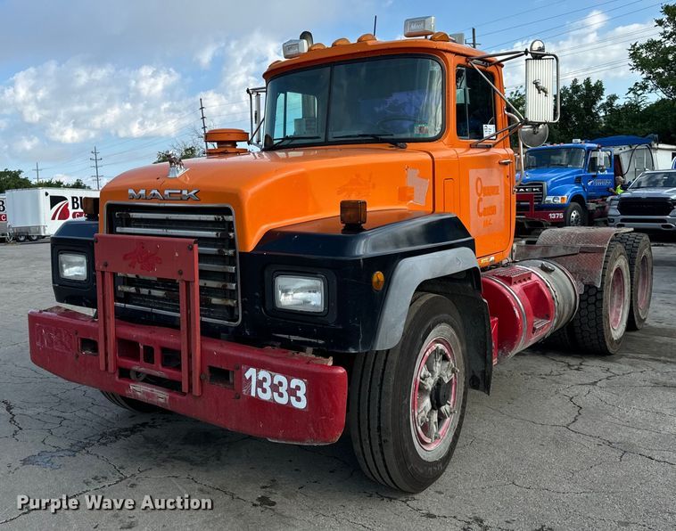 2003 Mack  RD688S semi truck - DV5792