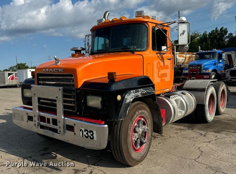 2001 Mack  RD690S semi truck - DV5799