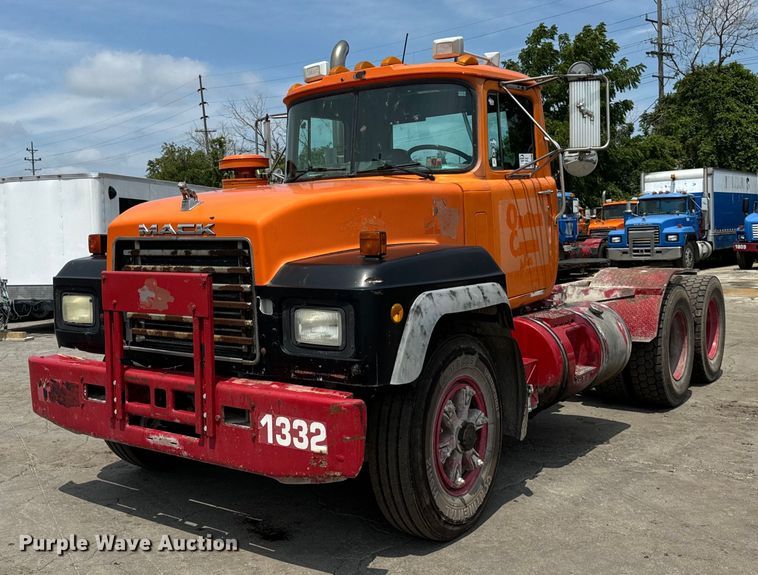 2001 Mack  RD690S semi truck - DV5800