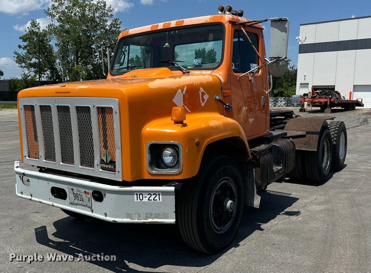 1999 International  2674 semi truck - DV5820