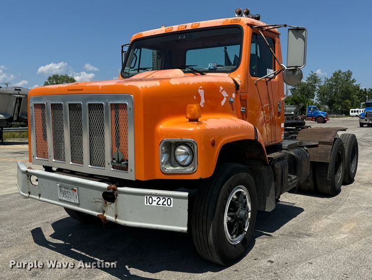 1999 International  2674 semi truck - DV5821