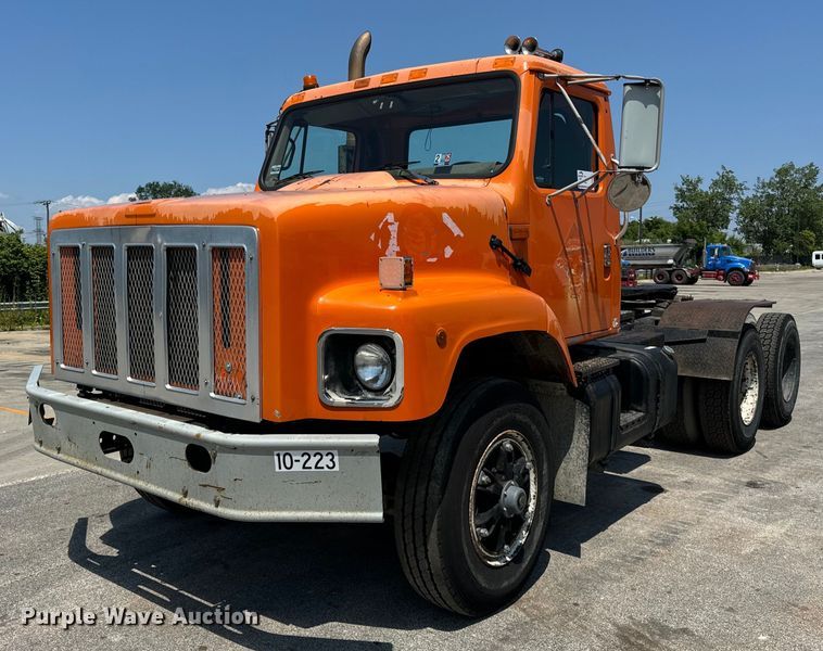 2001 International  2674 semi truck - DV5822