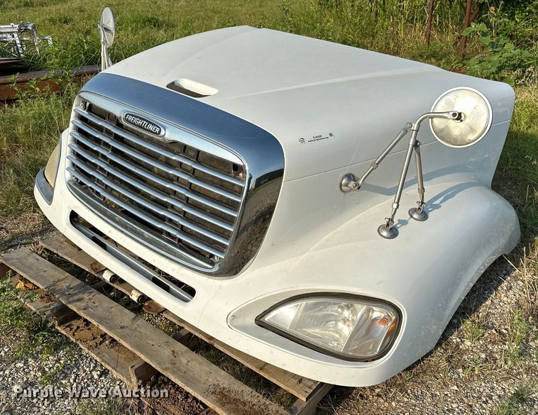 2003 Freightliner  Columbia  hood   - EJ4420