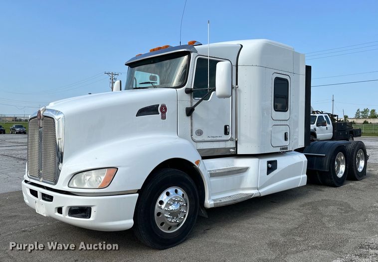 2015 Kenworth  T660 semi truck - EJ6363