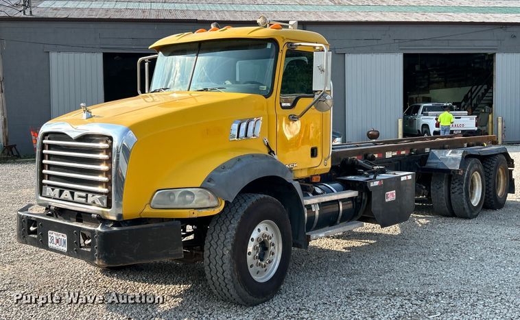 2007 Mack CTP713B roll-off container truck - EK4925