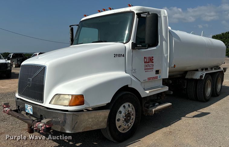 2000 Volvo VN water truck - LV9269