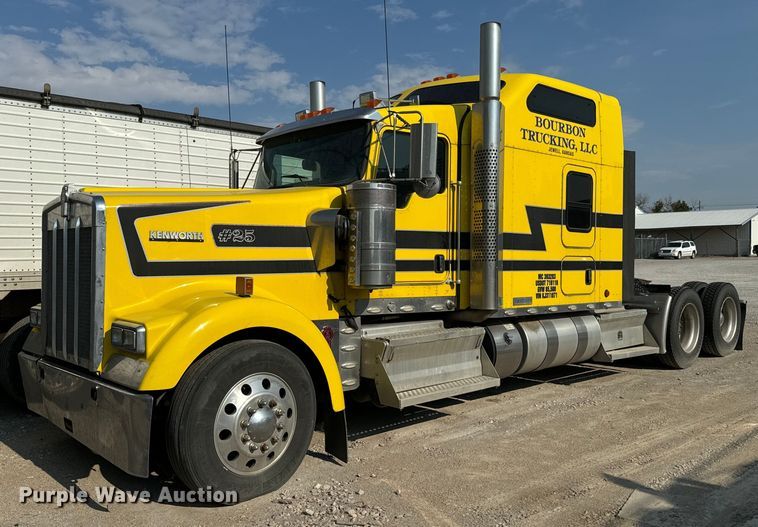 2019 Kenworth  W900 semi truck - MV9006