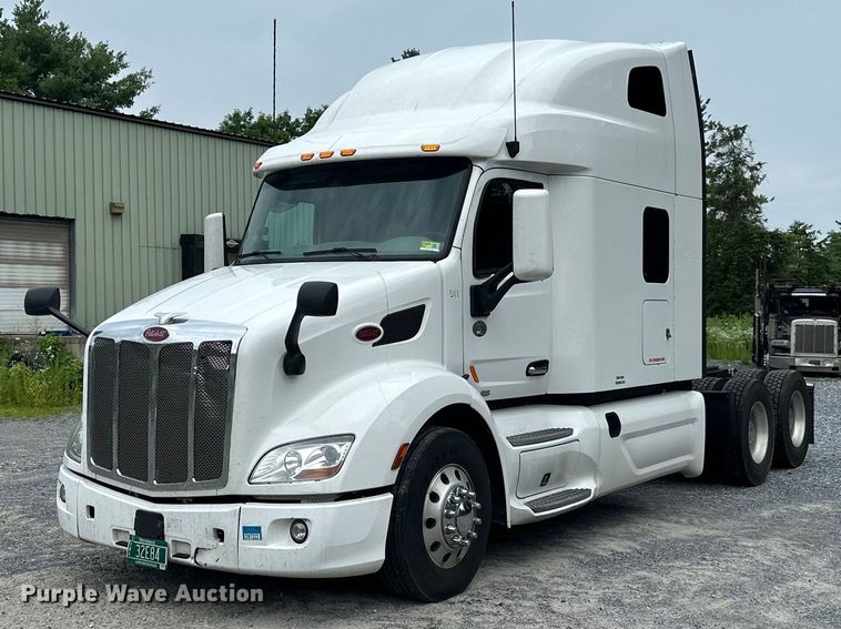 2019 Peterbilt  579 semi truck - NN9476