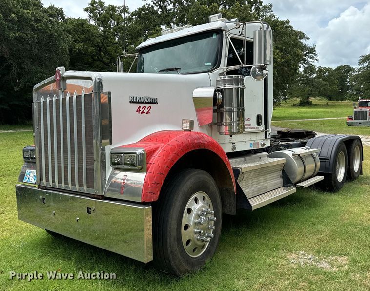 2010 Kenworth  W900 semi truck - NQ9670