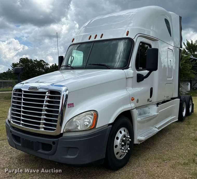 2016 Freightliner  Cascadia 125 semi truck - NQ9678