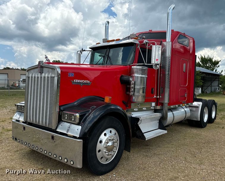 2004 Kenworth W900L semi truck - NQ9679