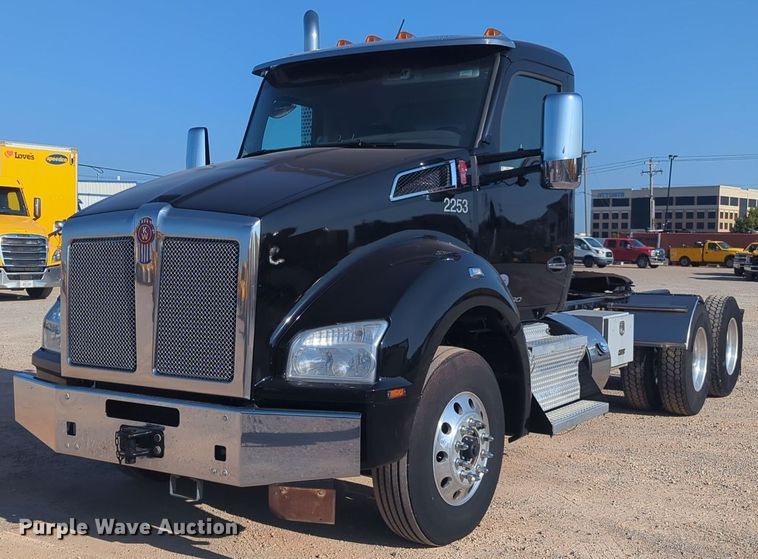 2020 Kenworth  T880 semi truck - NW9614