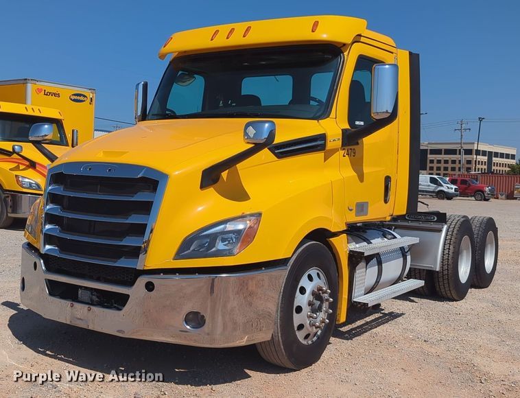 2020 Freightliner  Cascadia 126 semi truck - NW9624