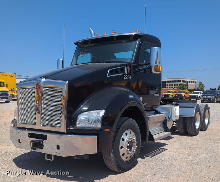2020 Kenworth  T880 semi truck - NW9627