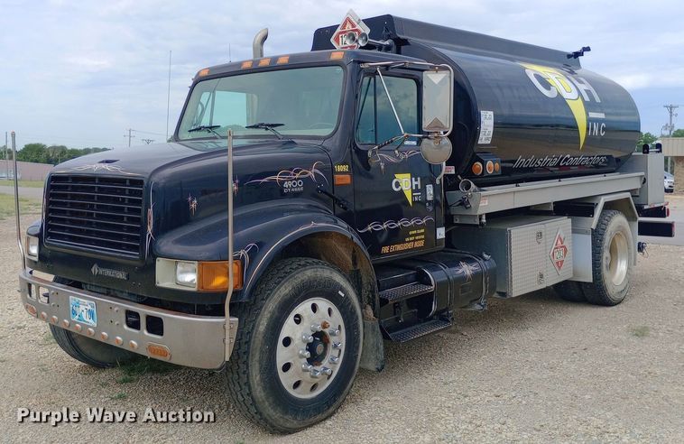 2001 International  4900 fuel / lube truck - NY9314