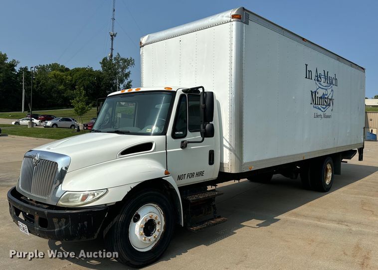 2007 International  4300 box truck - OF9881
