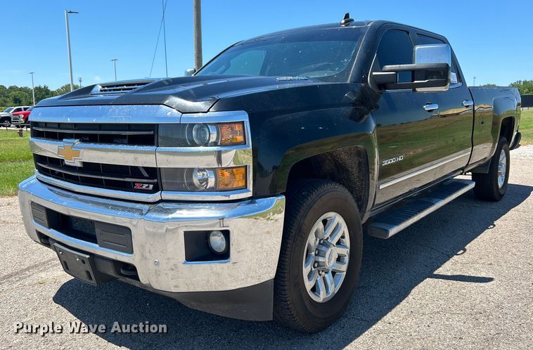 2019 Chevrolet  3500 HD Access Cab pickup truck - DO6558
