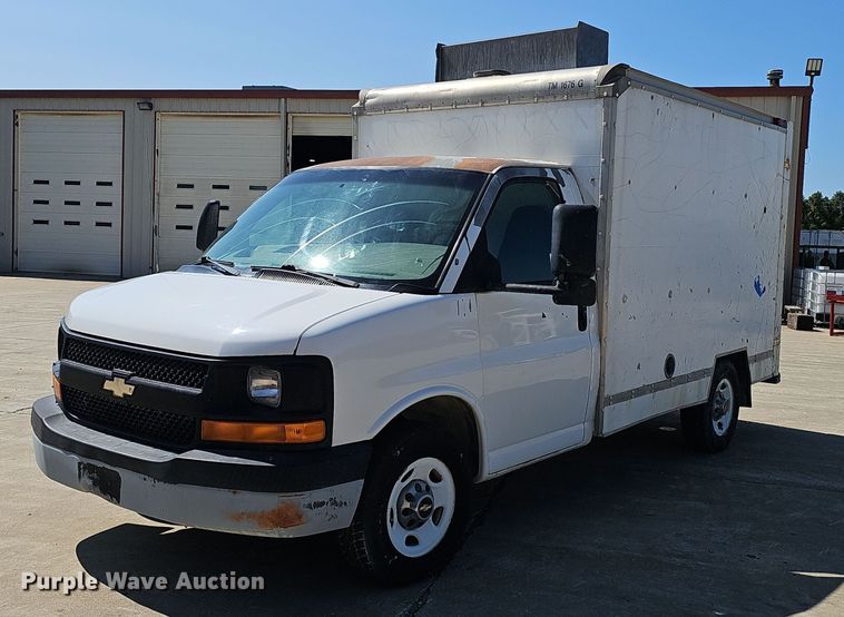 2003 GMC Savana box truck - DP6586