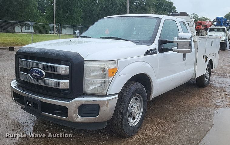 2011 Ford  F250 Super Duty XL  utility bed pickup truck - DR4896