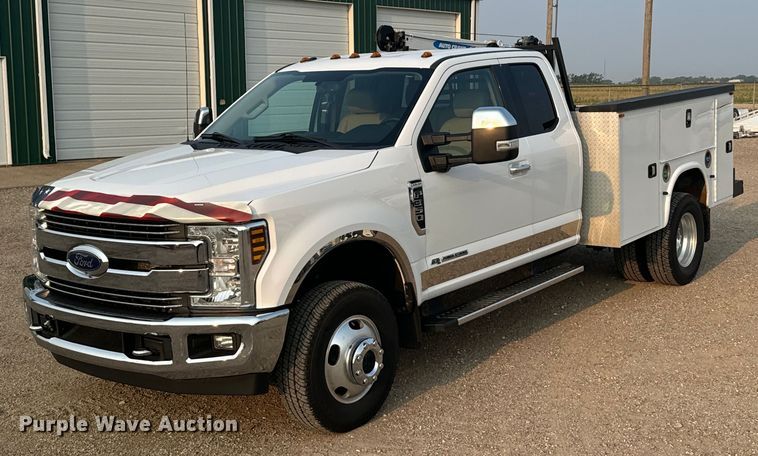 2018 Ford F350 Super Duty SuperCab utility bed pickup truck - DX3476