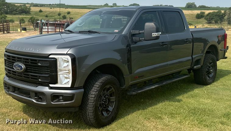 2023 Ford F250 Super Duty XLT Crew Cab pickup truck - DX3484