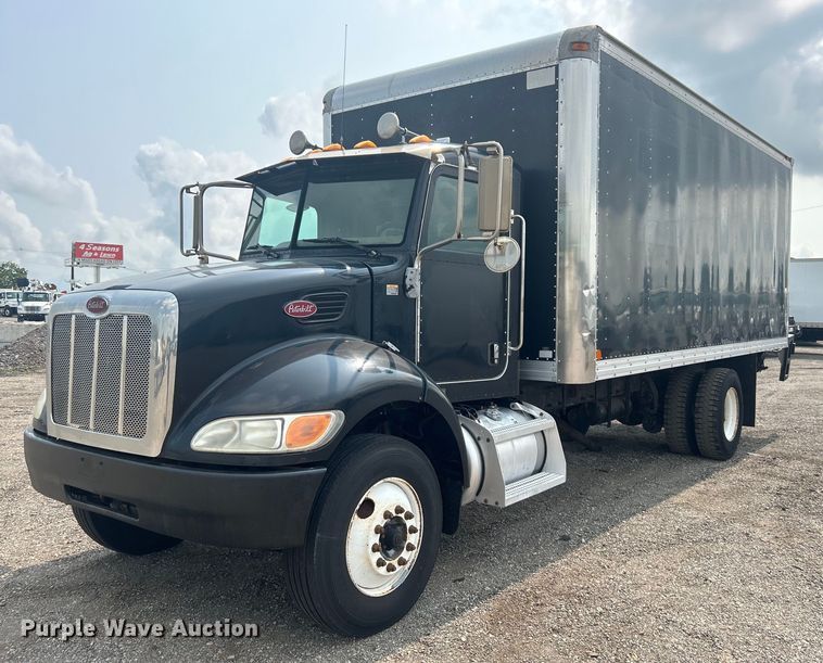 2007 Peterbilt  335 box truck - EG0876