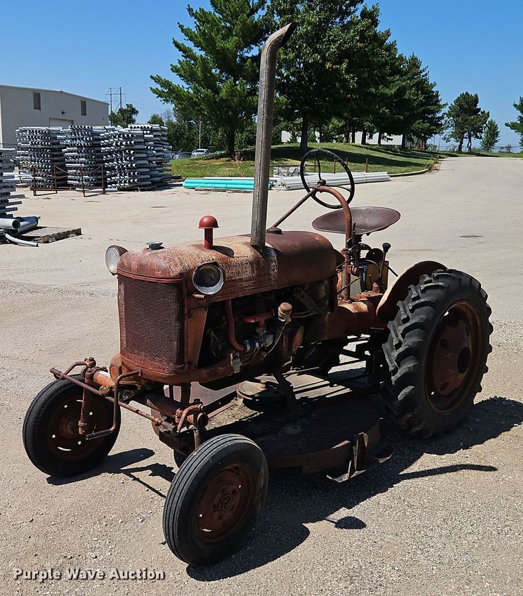 Farmall Cub tractor - EI8215