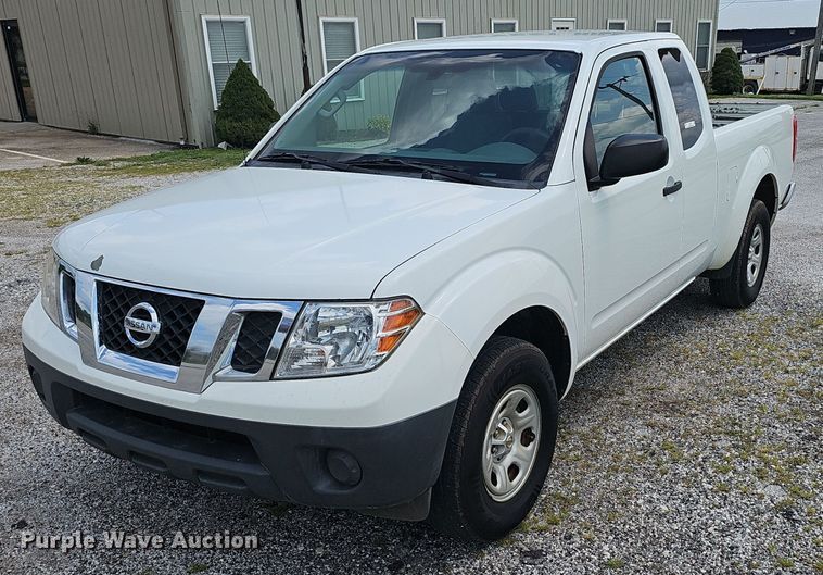 2013 Nissan  Frontier  King Cab pickup truck - EJ5764