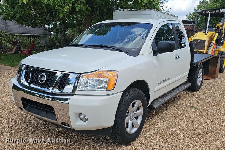 2013 Nissan  Titan King Cab flatbed pickup truck - EJ5807