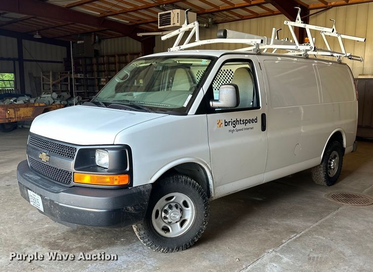 2015 Chevrolet Express 2500 van - LR9410