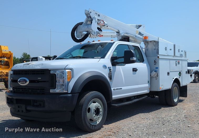 2017 Ford F550 bucket truck - NW9589