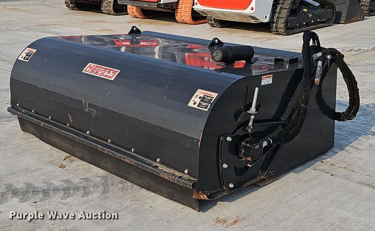 Haugen HPB72 skid steer sweeper - DP6610