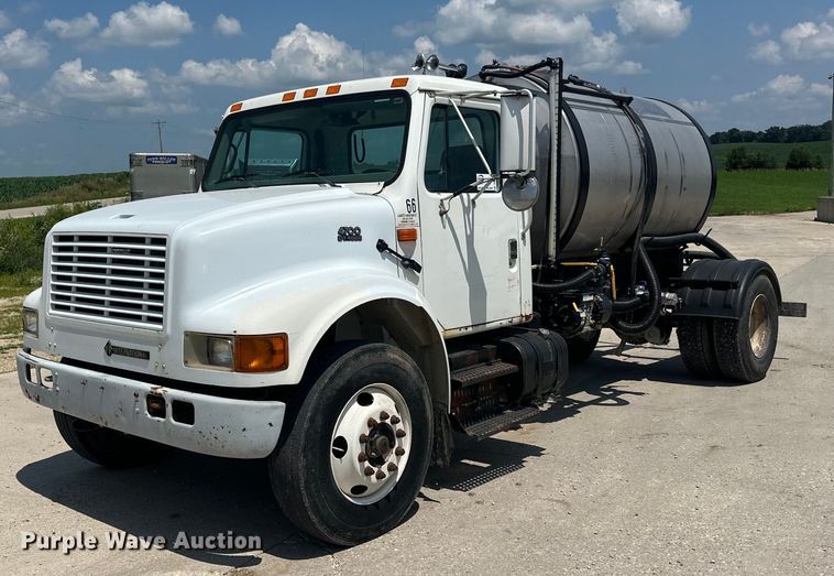 2000 International  4700 tank truck - DP8435