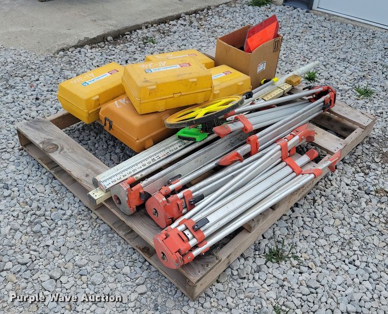 Berger Instruments surveying equipment  - DR4379