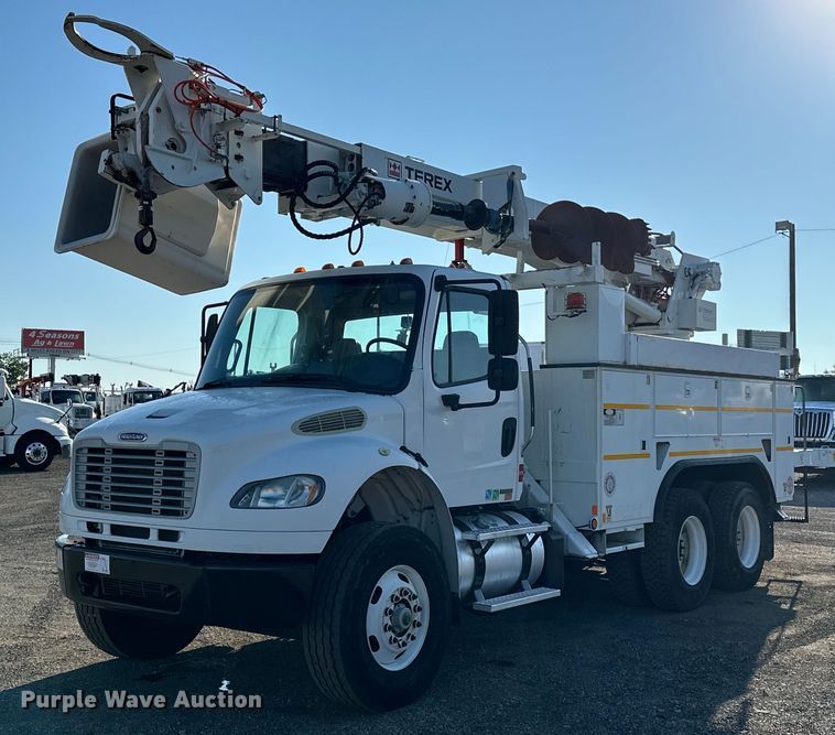 2011 Freightliner  Business Class M2 bucket truck - EG0843