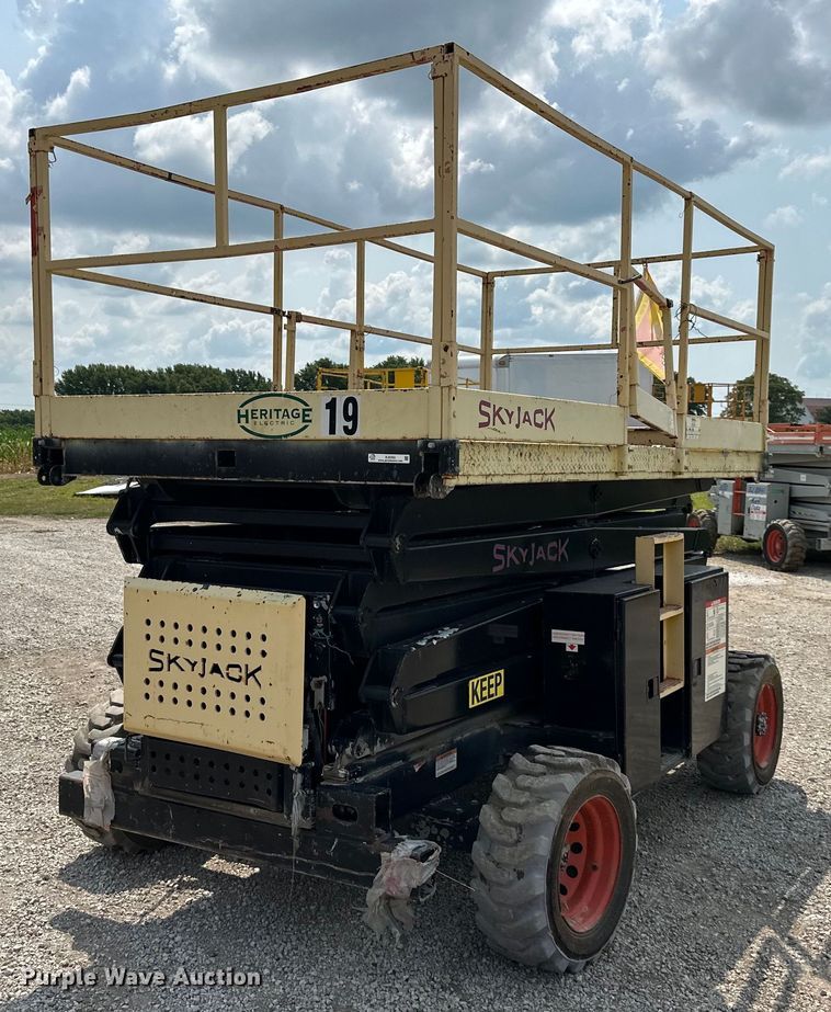 1999 SkyJack  SJ8841 scissor lift - EJ6393