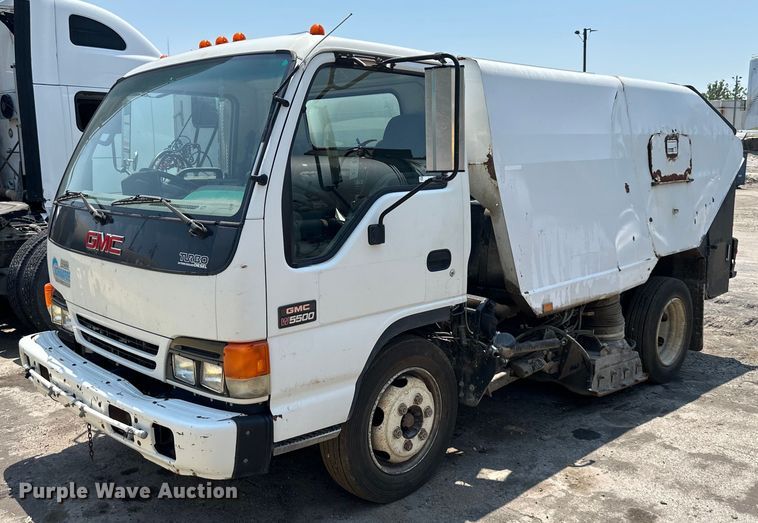 2004 GMC  W5500 street sweeper truck - EJ7061