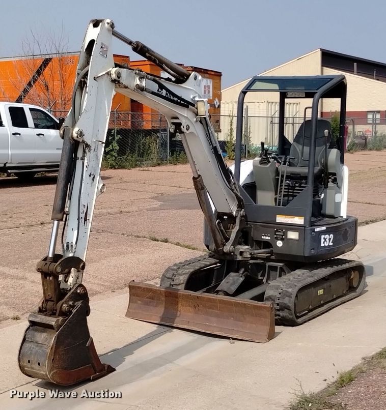 2011 Bobcat E32 mini excavator - LO9033
