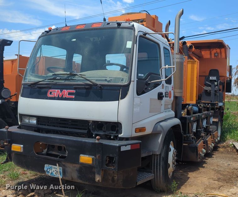 2005 GMC 7500 asphalt patch truck - NG9977