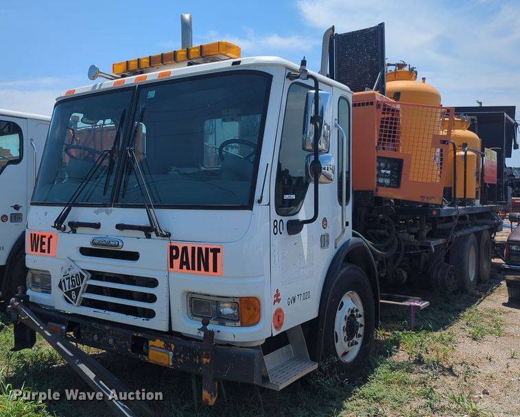 2006 Freightliner Condor paint striper truck - NG9979