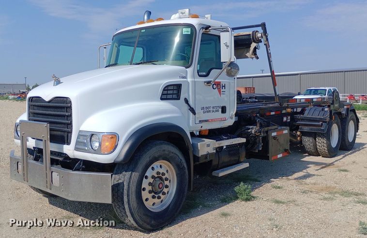 2007 Mack CV713 roll-off container truck - NY9326