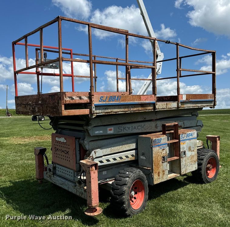 2002 SkyJack SJ8841 scissor lift - OF9862