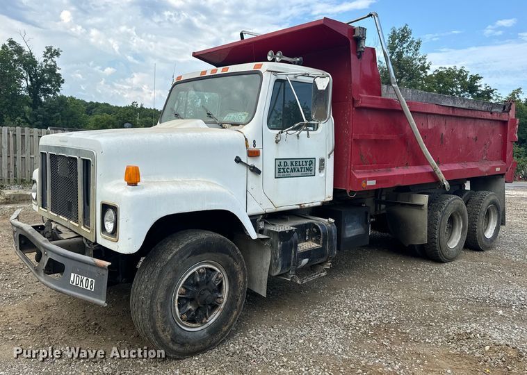 1997 International  2574 dump truck - OF9897