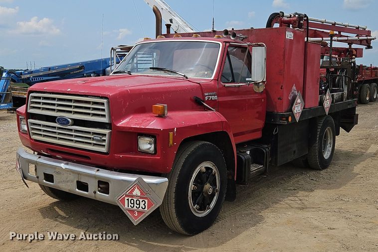 1991 Ford F700 fuel / lube truck - OJ9778