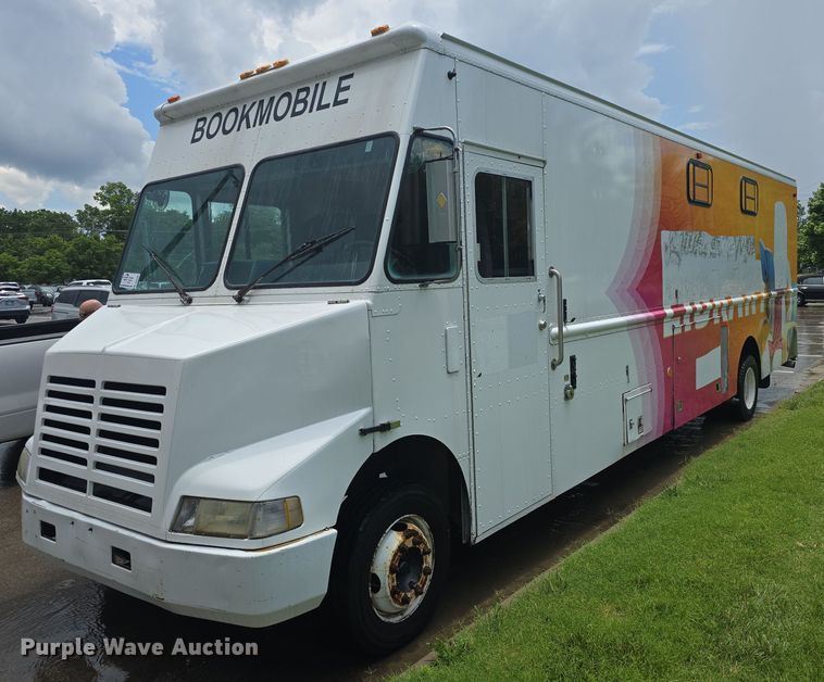 1993 Chevrolet P6000 bookmobile van - DQ4393