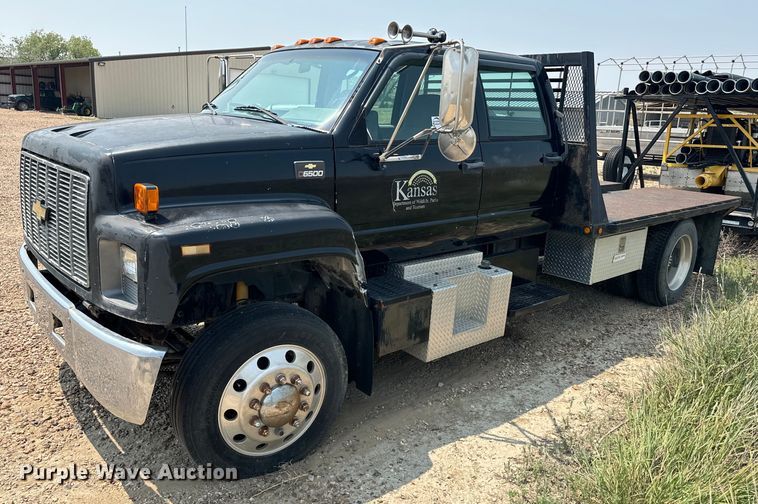 2002 Chevrolet C6500 Crew Cab flatbed truck - DQ6910