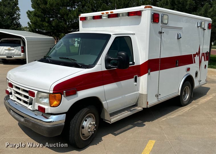 2003 Ford E350 ambulance - DX3480