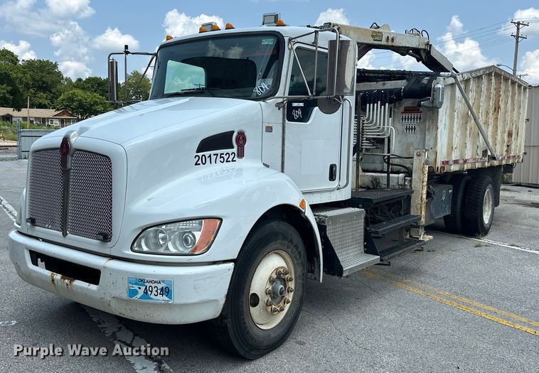 2017 Kenworth T370 grapple crane truck - EG0522