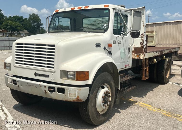 2001 International 4900 flatbed truck - EG0524